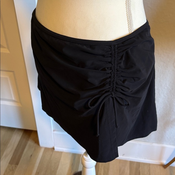 Profile by Gottex black swim skort with built in shorts size 14. - Picture 2 of 3